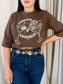 Cropped tee Cowgirls Cocktails - Marrom